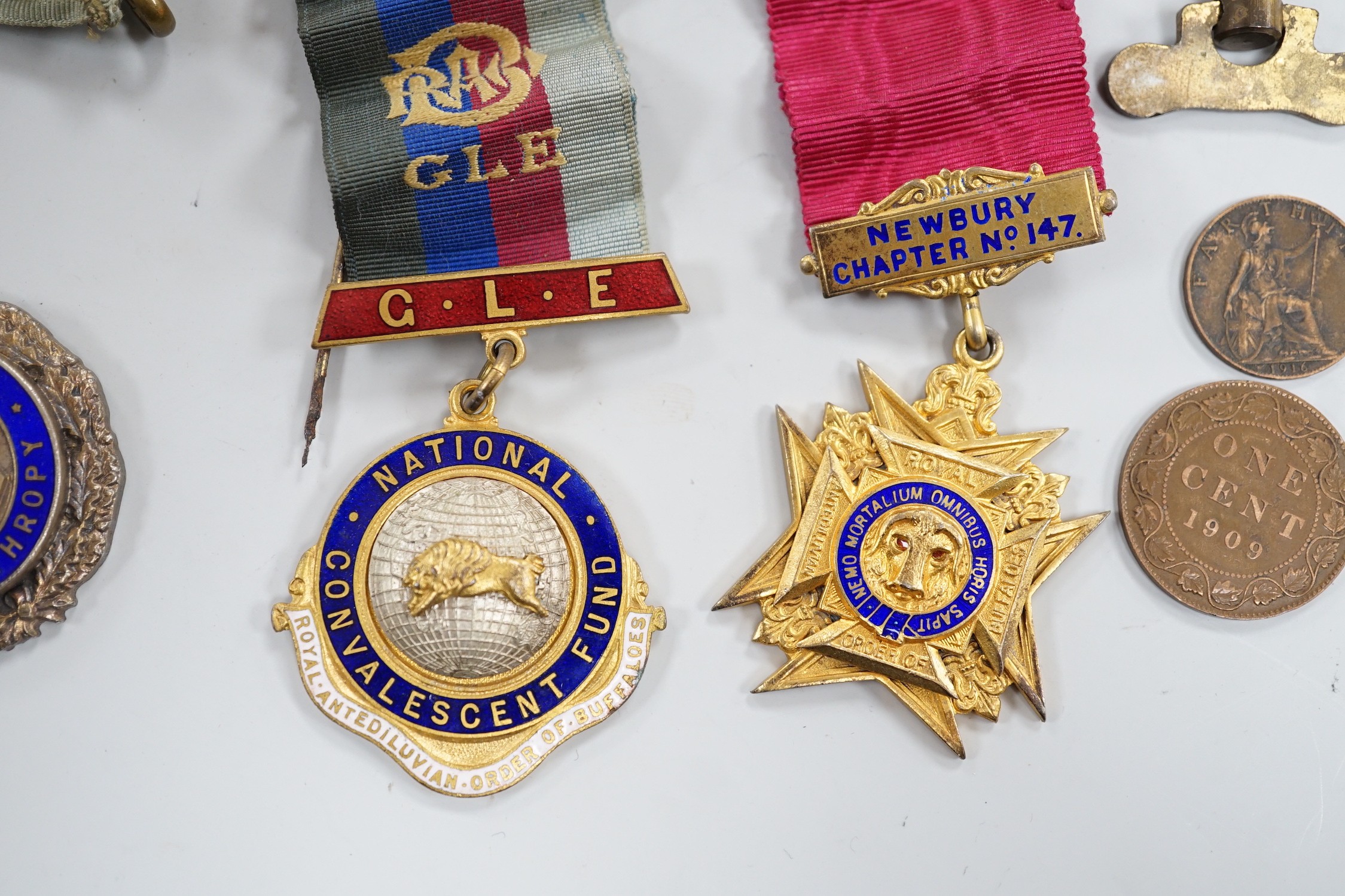 Sundry jewellery and medallions, including two silver-gilt Masonic medals etc.